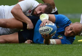 Italy's Sergio Parisse (R) is takled by England's wing Jack Nowell during the Six Nations international rugby union match between Italy and England at Rome's Olympic stadium on February 14, 2016. / AFP / ALBERTO PIZZOLI (Photo credit should read AL