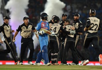 New Zealand players celebrate after the wicket of India's batsman Shikhar Dhawan (C, in blue) during the World T20 cricket tournament match between India and New Zealand at The Vidarbha Cricket Association Stadium in Nagpur on March 15, 2016. / AFP / PUNI