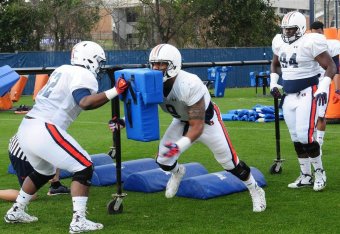 Auburn DE Byron Cowart (center)