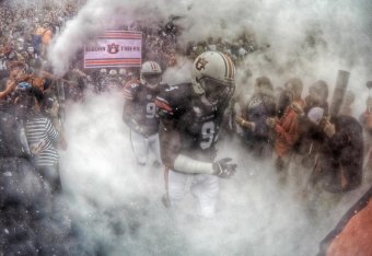Auburn DE Byron Cowart (center)