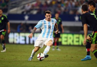 ARLINGTON, TX - SEPTEMBER 08:  Lionel Messi #10 of Argentina during a international friendly against Mexico at AT&T Stadium on September 8, 2015 in Arlington, Texas.  (Photo by Ronald Martinez/Getty Images)