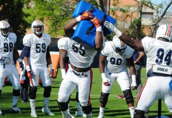 Auburn DE Carl Lawson (center)