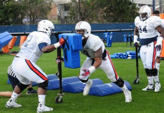 Auburn DE Byron Cowart (center)