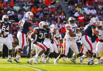 Auburn FB Kamryn Pettway (center)