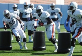 Auburn DE Marlon Davidson (center)