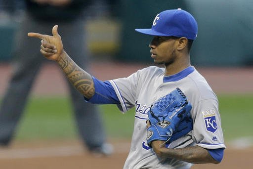 Manny Machado throws hard punch after getting beaned by Yordano Ventura