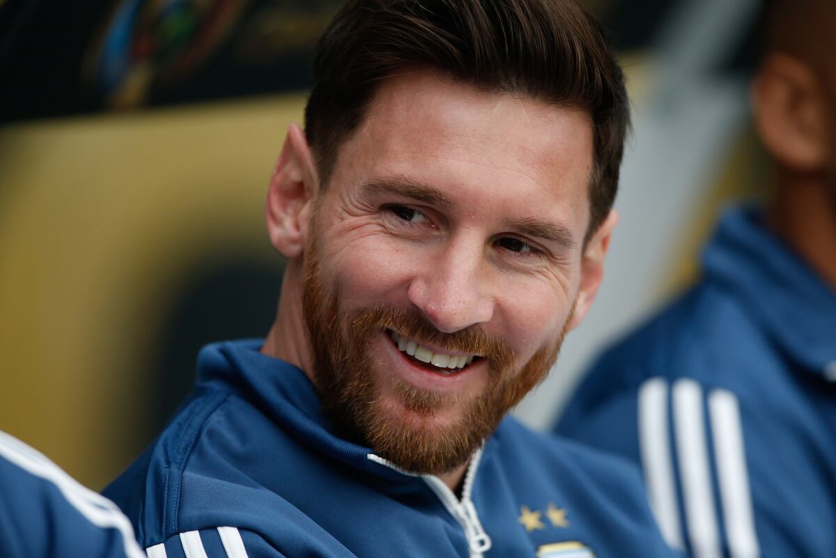 Lionel Messi Casually Nutmegs Bolivia Goalkeeper Carlos Lampe