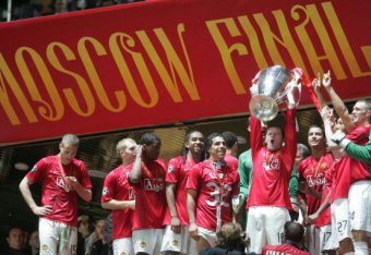 Manchester United's Wayne Rooney (R) holds up the trophy after beating Chelsea in the final of the UEFA Champions League football match at the Luzhniki stadium in Moscow on May 21, 2008. The match remained at a 1-1 draw and Manchester won on penalties aft