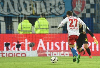 Hamburg's midfielder Nicolai Mueller scores during the German first division Bundesliga football match between Hamburg SV and BVB Borussia Dortmund in Hamburg, northern Germany, on November 5, 2016.  / AFP / CARMEN JASPERSEN / RESTRICTIONS: DURING MATCH T