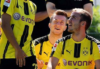 Dortmund's striker Marco Reus (2R) and Dortmund's midfielder Mario Goetze (R) chat during the team presentation of Borussia Dortmund on August 17, 2016 in Dortmund, western Germany. / AFP / PATRIK STOLLARZ        (Photo credit should read PATRIK STOLLARZ/
