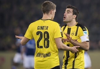 (L-R) Matthias Ginter of Borussia Dortmund, Sokratis Papastathopoulos of Borussia Dortmundduring the Bundesliga match between Borussia Dortmund and Schalke 04 on October 29, 2016 at the Signal Iduna Park stadium in Dortmund, Germany.(Photo by VI Images vi
