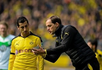 Dortmund's coach Thomas Tuchel (R) talks to Dortmund's Armenian midfielder Henrikh Mkhitaryan during the German first division Bundesliga football match Borussia Dortmund vs VfL Wolfsburg, in Dortmund, western Germany, on April 30, 2016. / AFP / Sascha SC