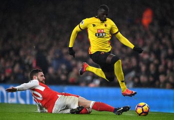 LONDON, ENGLAND - JANUARY 31: M'Baye Niang of Watford runs with the ball past Shkodran Mustafi of Arsenal during the Premier League match between Arsenal and Watford at Emirates Stadium on January 31, 2017 in London, England. (Photo by Shaun Botterill/Ge