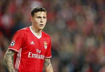 Victor Lindelof of SL Benficaduring the UEFA Champions League round of 16 match between SL Benfica and Borussia Dortmund on February 14, 2017 at Estádio da Luz in Lisbon, Portugal(Photo by VI Images via Getty Images)