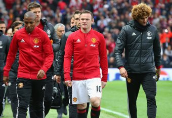 MANCHESTER, ENGLAND - OCTOBER 29: Wayne Rooney of Manchester United (C) makes his way to the bench to take his seat for the game during the Premier League match between Manchester United and Burnley at Old Trafford on October 29, 2016 in Manchester, Engla