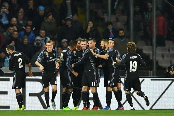 Real Madrid's defender Sergio Ramos (C) is congratulated by teammates after scoring  during the UEFA Champions League football match SSC Napoli vs Real Madrid on March 7, 2017 at the San Paolo stadium in Naples. Real Madrid won 1-3. / AFP PHOTO / Alberto 