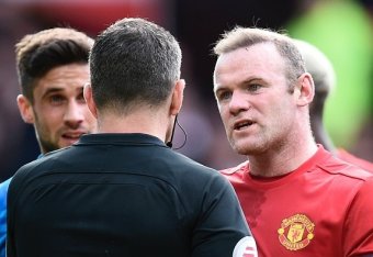 English referee Kevin Friend speaks with Manchester United's English striker Wayne Rooney (R) during the English Premier League football match between Manchester United and Bournemouth at Old Trafford in Manchester, north west England, on March 4, 2017.
T
