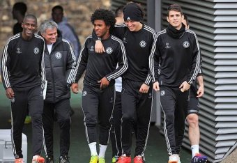 (L-R) Chelsea's Brazilian midfielder Ramires, Portuguese manager Jose Mourinho, Brazilian midfielder Willian, Brazilian defender David Luiz and Brazilian midfielder Oscar arrive for a training session at the team's training ground in Cobham, south of Lond