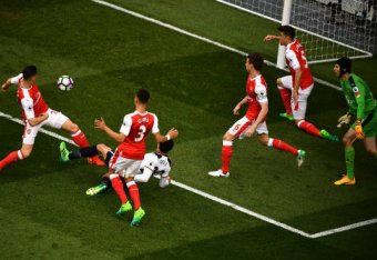 LONDON, ENGLAND - APRIL 30: Dele Alli of Tottenham Hotspur scores his sides first goal during the Premier League match between Tottenham Hotspur and Arsenal at White Hart Lane on April 30, 2017 in London, England. (Photo by Dan Mullan/Getty Images)