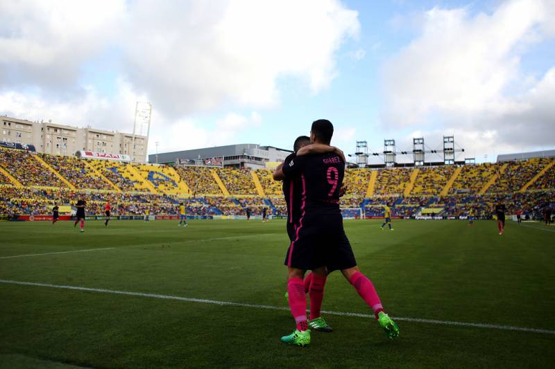 LAS PALMAS, SPAIN - MAY 14: Luis Suarez of Barcelona celebrates with Jordi Alba after scoring the team's second goal of the game during the La Liga match between UD Las Palmas and Barcelona at Estadio de Gran Canaria on May 14, 2017 in Las Palmas, Spain. 
