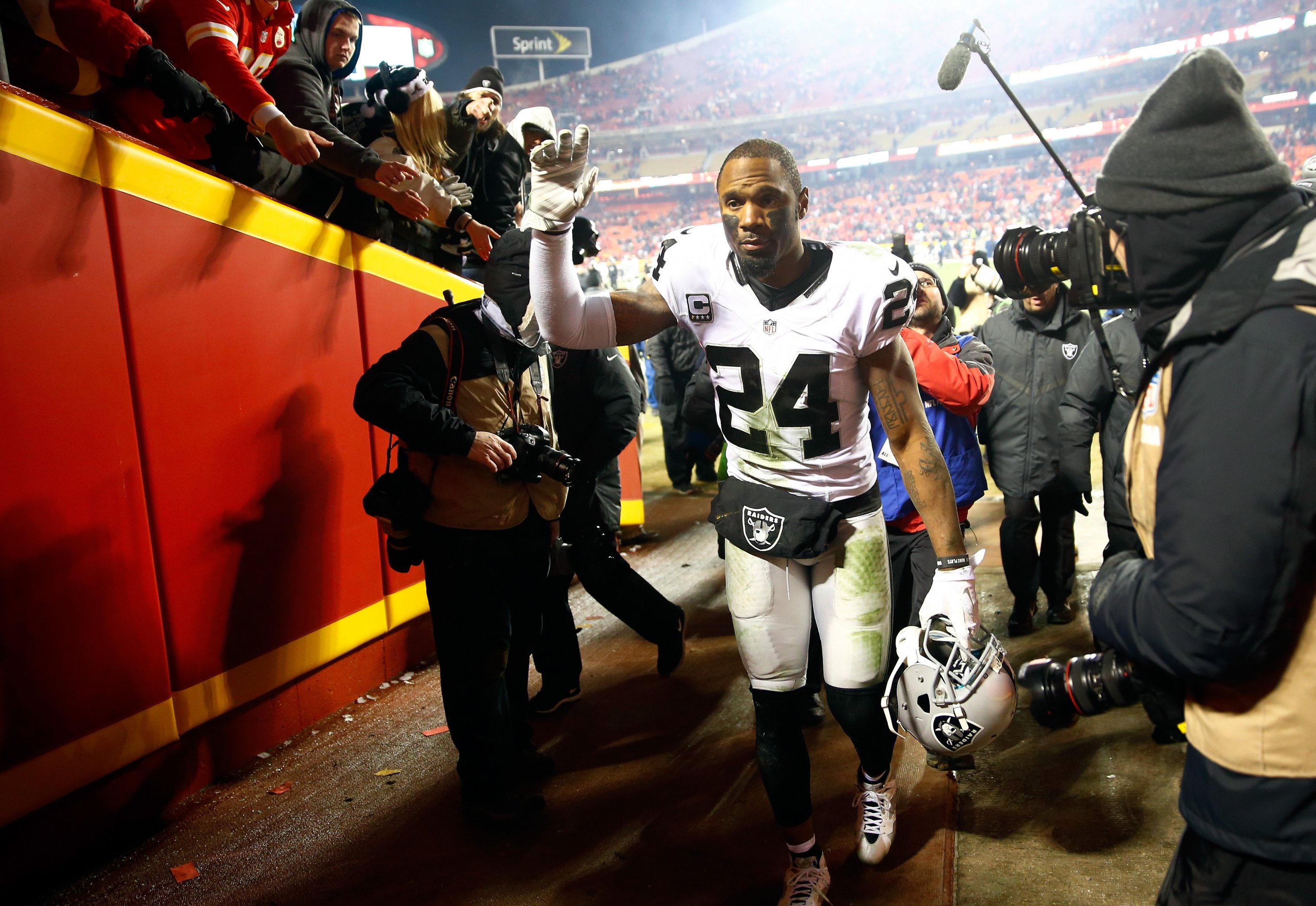 Charles Woodson gives Marshawn Lynch his blessing to wear No. 24