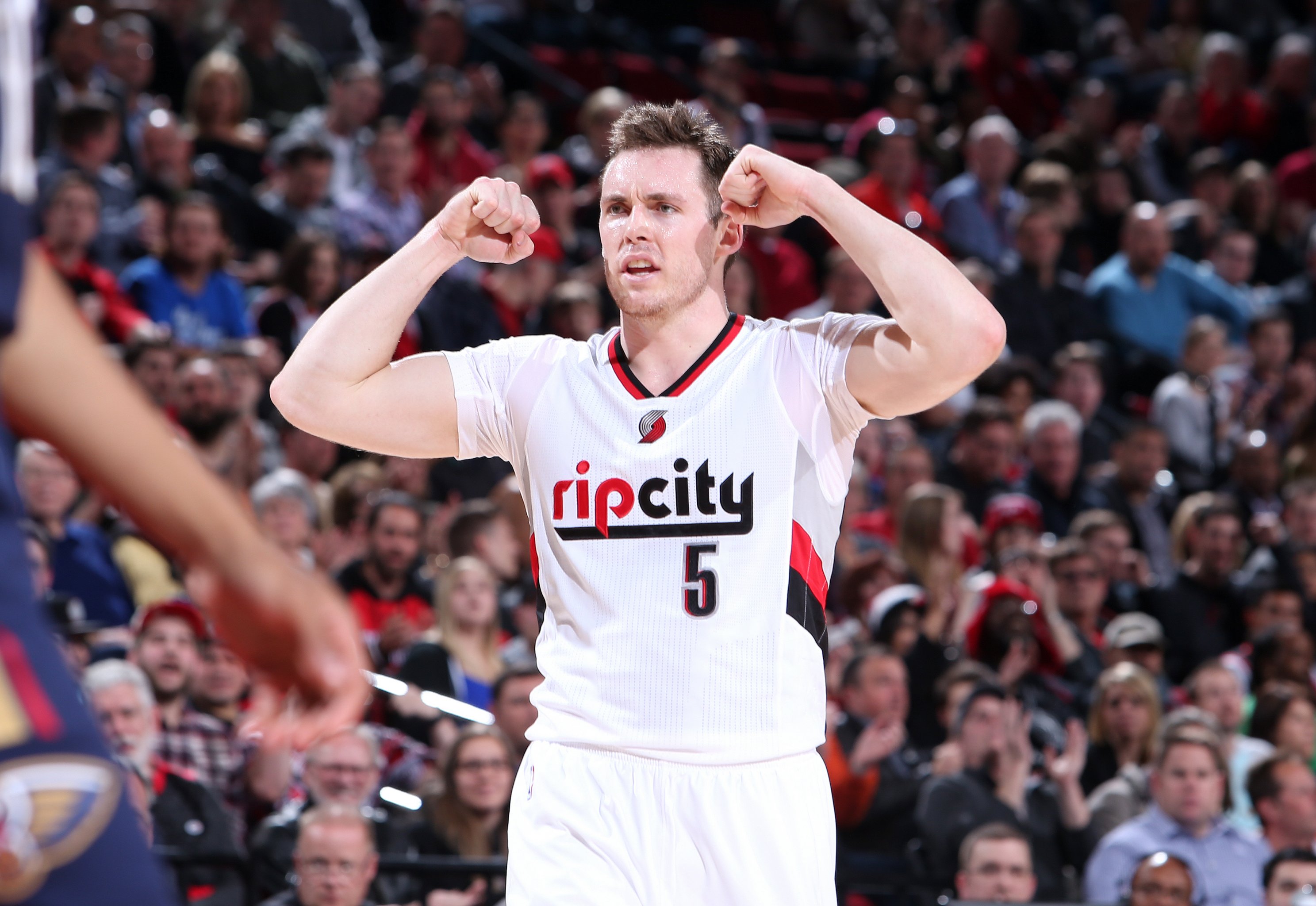 Former Notre Dame star Pat Connaughton exercises option to remain