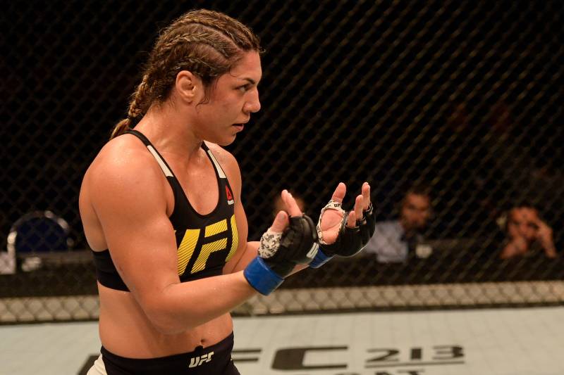 Correia invited Holm to attack in a moment she would soon come to regret.
