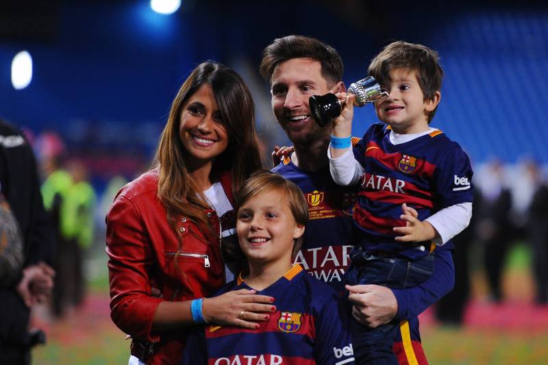 MADRID, SPAIN - MAY 22:  Lionel Messi of Barcelona celebrates with his wife Antonella Roccuzzo and children after winning the Copa del Rey Final between Barcelona and Sevilla at Vicente Calderon Stadium on May 22, 2016 in Madrid, Spain.  (Photo by Denis D