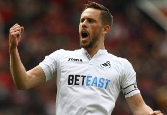 MANCHESTER, ENGLAND - APRIL 30: Gylfi Sigurdsson of Swansea City celebrates scoring his sides first goal during the Premier League match between Manchester United and Swansea City at Old Trafford on April 30, 2017 in Manchester, England.  (Photo by Michae