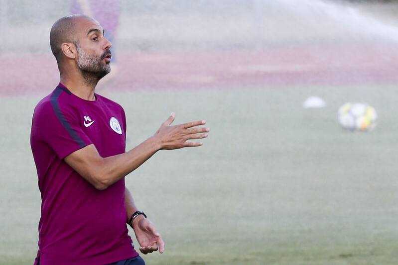 Manchester City head coach Pep Guardiola speaks to players during in a training session at the StubHub Center on July 25, 2017 in Carson, California. / AFP PHOTO / RINGO CHIU (Photo credit should read RINGO CHIU/AFP/Getty Images)
