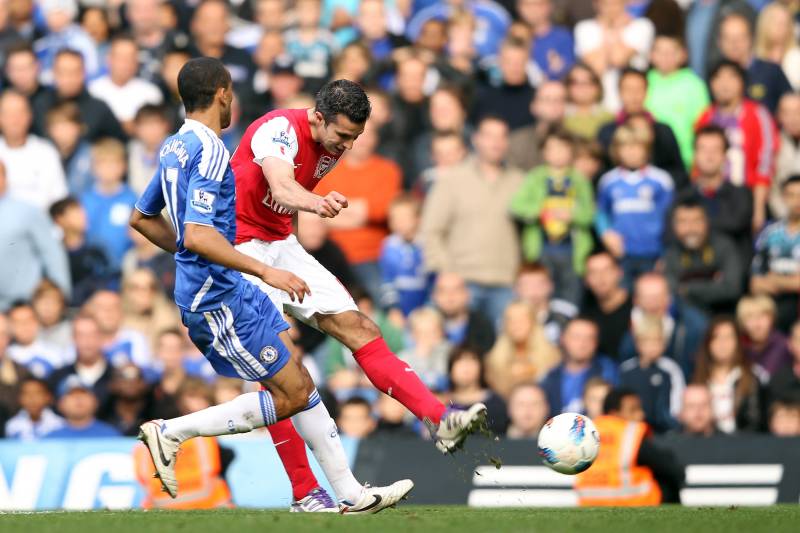 LONDON, ENGLAND - OCTOBER 29:  Robin van Persie of Arsenal scores during the Barclays Premier League match between Chelsea and Arsenal at Stamford Bridge on October 29, 2011 in London, England.  (Photo by Ian Walton/Getty Images)