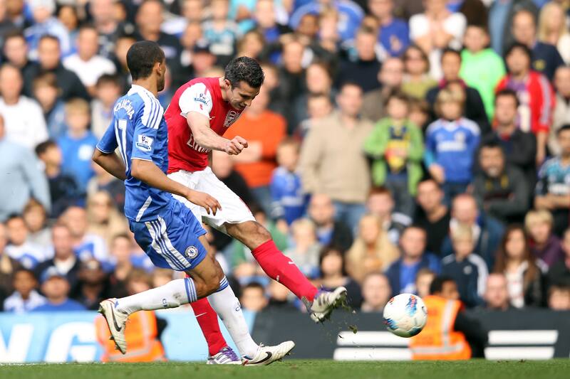 LONDON, ENGLAND - OCTOBER 29: Robin van Persie of Arsenal scores during the Barclays Premier League match between Chelsea and Arsenal at Stamford Bridge on October 29, 2011 in London, England. (Photo by Ian Walton/Getty Images)