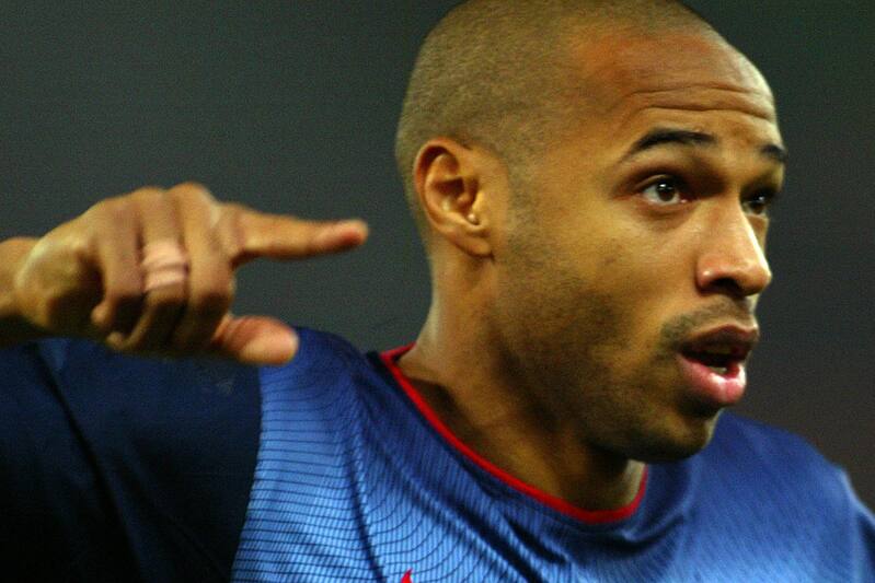 ROME, ITALY: Jubilation of Arsenal forward French Thierry Henry after he scored during the 2nd round Champions League, Group B, match AS Roma - Arsenal, 27 November 2002, at the Rome's Olympic Stadium. AFP PHOTO GABRIEL BOUYS (Photo credit should read G