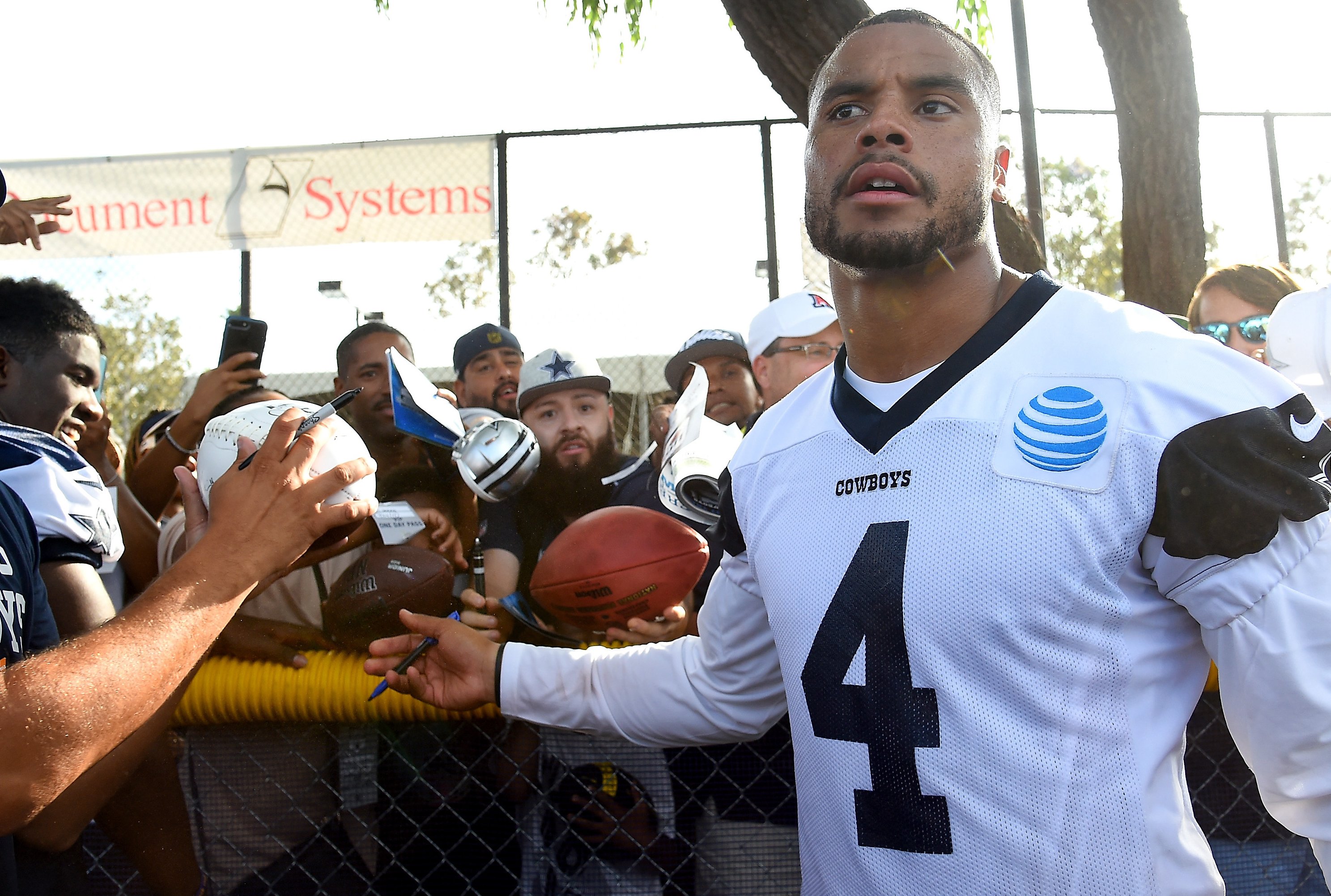 Dak Prescott accused of using machine to sign autograph - ESPN