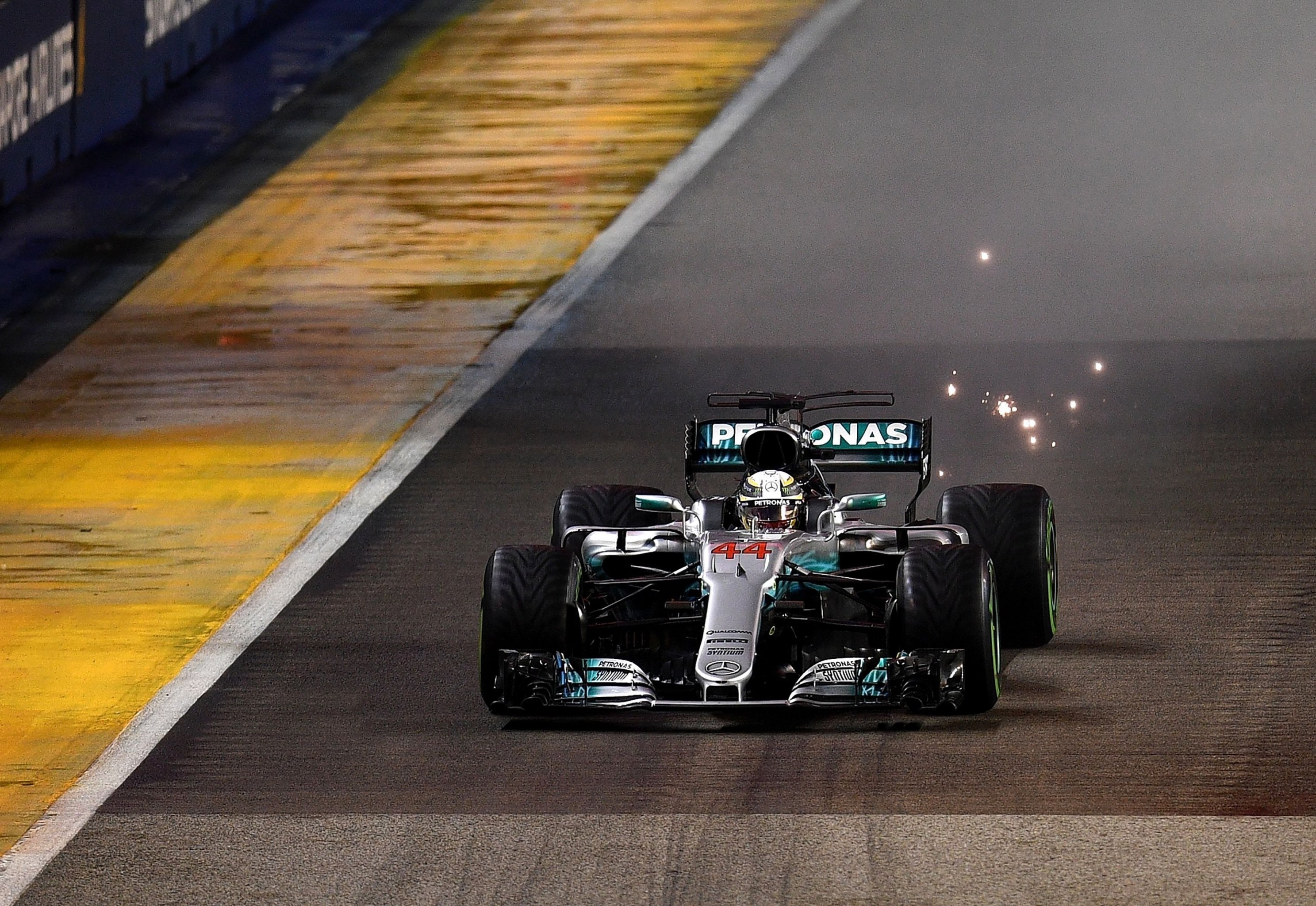 Lewis Hamilton's F1 title chase hits buffers at Singapore Grand