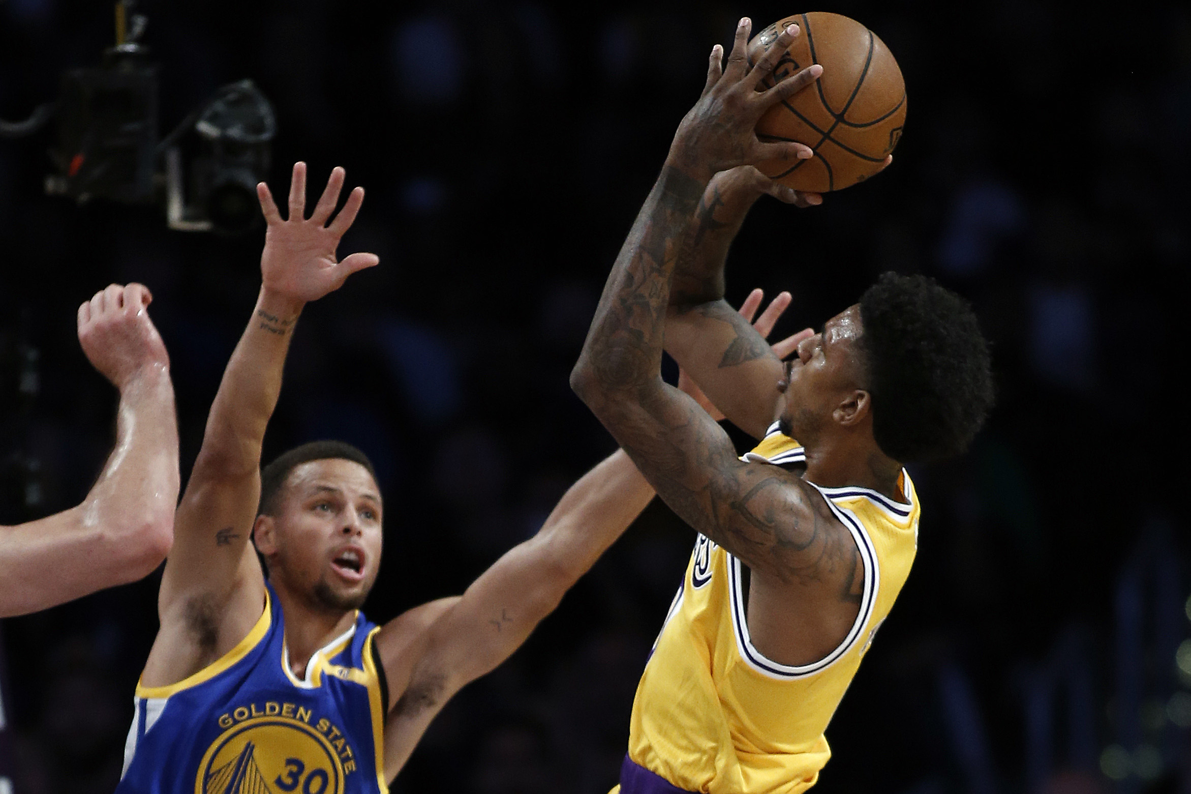Nick Young is wearing Gilbert Arenas' shoes against Warriors