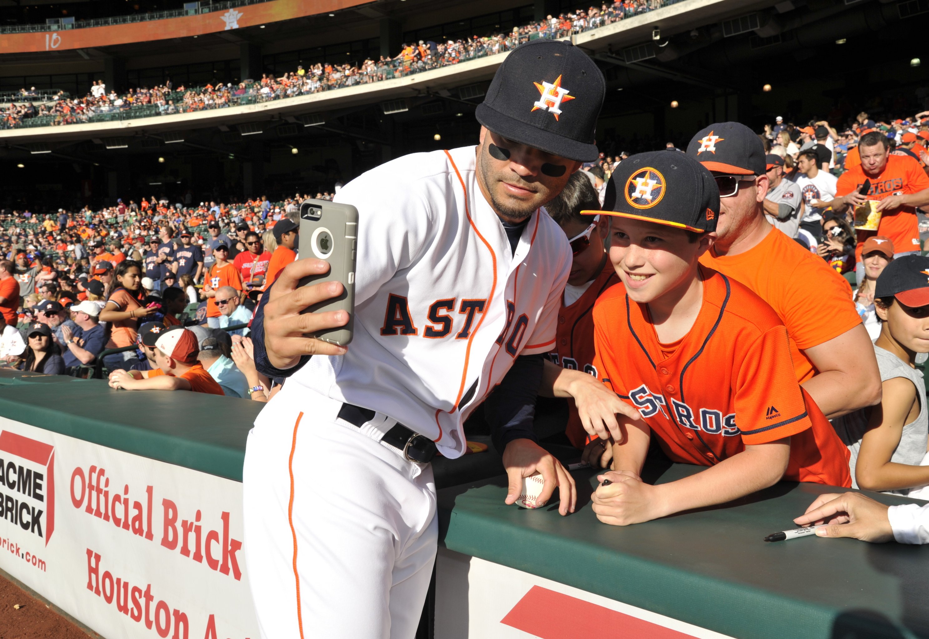 Astros: Jose Altuve's heartwarming gesture for young fan who received his  jersey