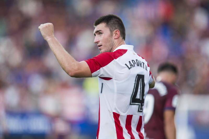 EIBAR, SPAIN - AUGUST 26: Aymeric Laporte of Athletic Club reacts during the La Liga match between SD Eibar and Athletic Club Bilbao at Estadio Municipal de Ipurua on August 27, 2017 in Eibar, Spain. (Photo by Juan Manuel Serrano Arce/Getty Images)