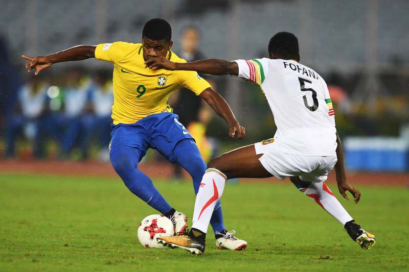 Lincoln (L) of Brazil is challenged by Mamadi Fofana of  Mali during their third place FIFA U-17 World Cup football match at the Vivekananda Yuba Bharati Krirangan stadium in Kolkata on October 28, 2017. / AFP PHOTO / Dibyangshu SARKAR        (Photo credi