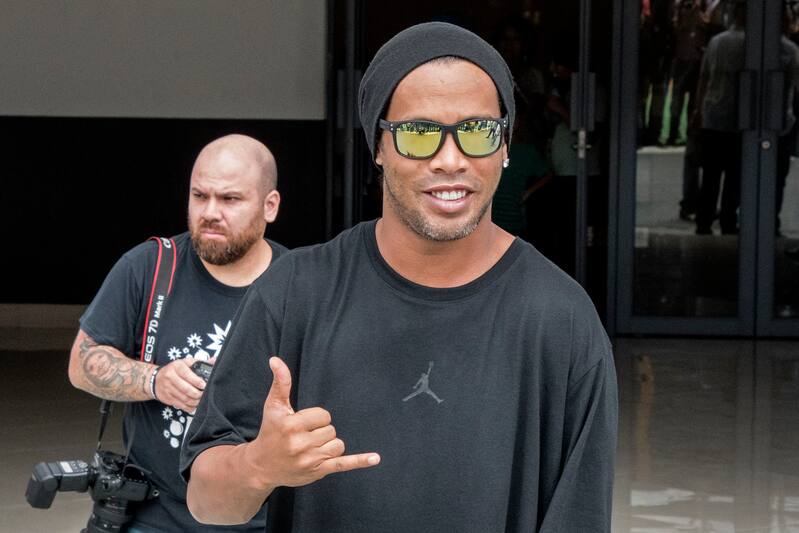 Former Brazilian football star Ronaldinho is pictured at the National Stadium in San Jose on the eve of a friendly match with former Costa Rican football stars, on August 4, 2017. / AFP PHOTO / Ezequiel Becerra (Photo credit should read EZEQUIEL BE
