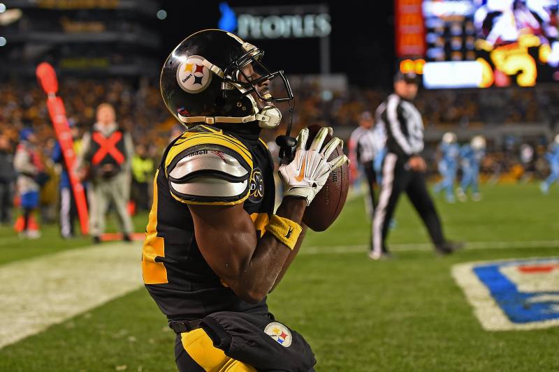 PITTSBURGH, PA - NOVEMBER 16: Antonio Brown #84 of the Pittsburgh Steelers reacts after a 10-yard touchdown reception in the fourth quarter during the game against the Tennessee Titans at Heinz Field on November 16, 2017 in Pittsburgh, Pennsylvania. (Phot
