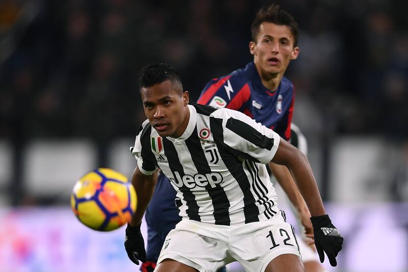 Juventus' defender Alex Sandro from Brazil eyes the ball during the Italian Serie A football match Juventus Vs Crotone on November 26, 2017 at the 'Allianz Stadium' in Turin. / AFP PHOTO / MARCO BERTORELLO (Photo credit should read MARCO BERTORELL