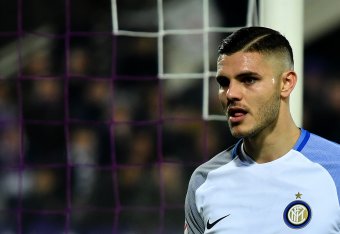 Inter Milan's Argentinian forward Mauro Icardi reacts during the Italian Serie A football match Fiorentina vs Inter Milan on January 5, 2018 at Artemio Franchi stadium in Florence. / AFP PHOTO / ALBERTO PIZZOLI        (Photo credit should read ALBERTO PIZ