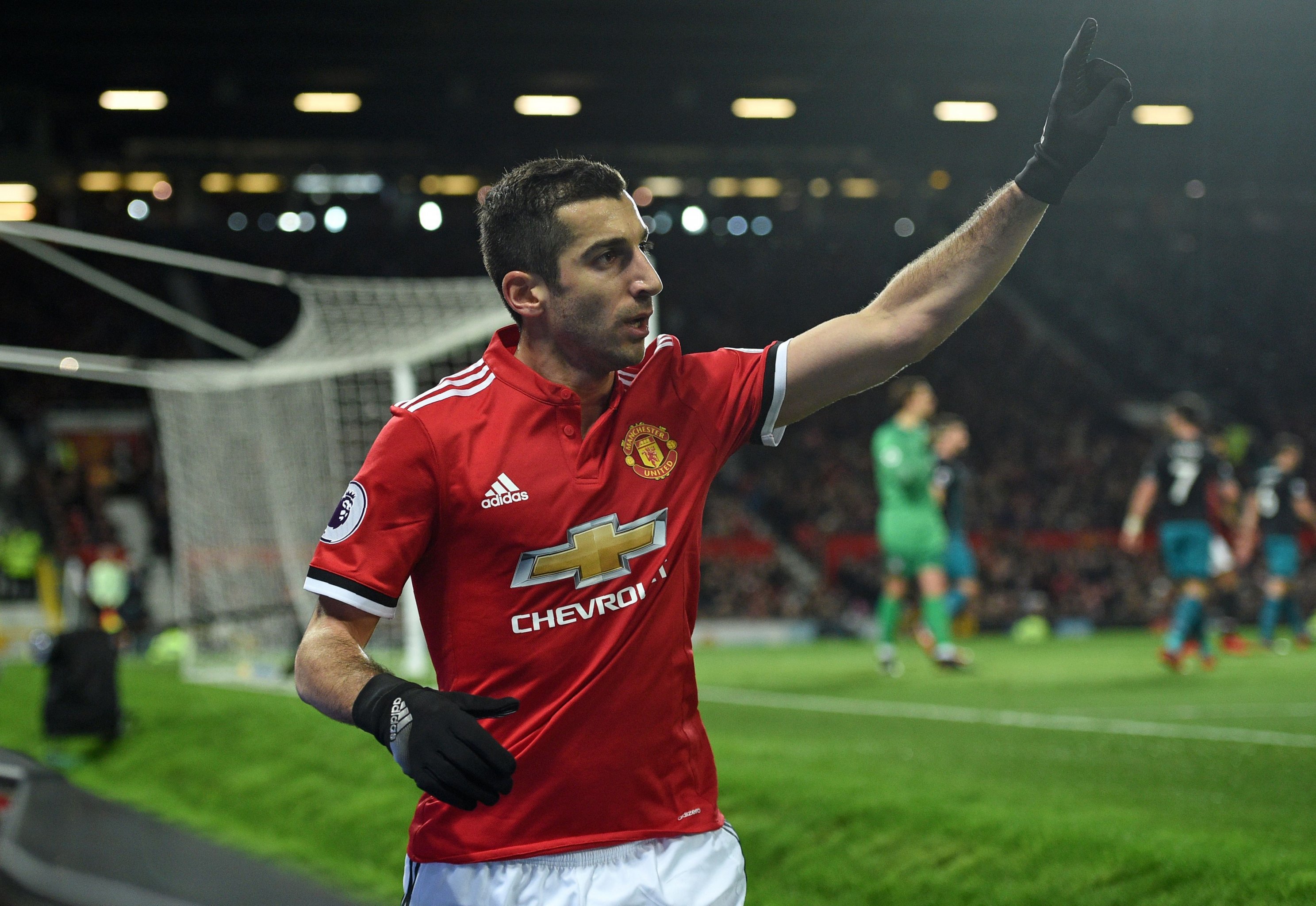 Arsenal: Treat Henrikh Mkhitaryan like Mesut Ozil's equal