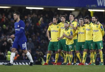 Chelsea's Belgian midfielder Eden Hazard walks to take his penalty during the FA Cup third round replay football match between Chelsea and Norwich City at Stamford Bridge in London on January 17, 2018. / AFP PHOTO / Adrian DENNIS / RESTRICTED TO EDITORIAL