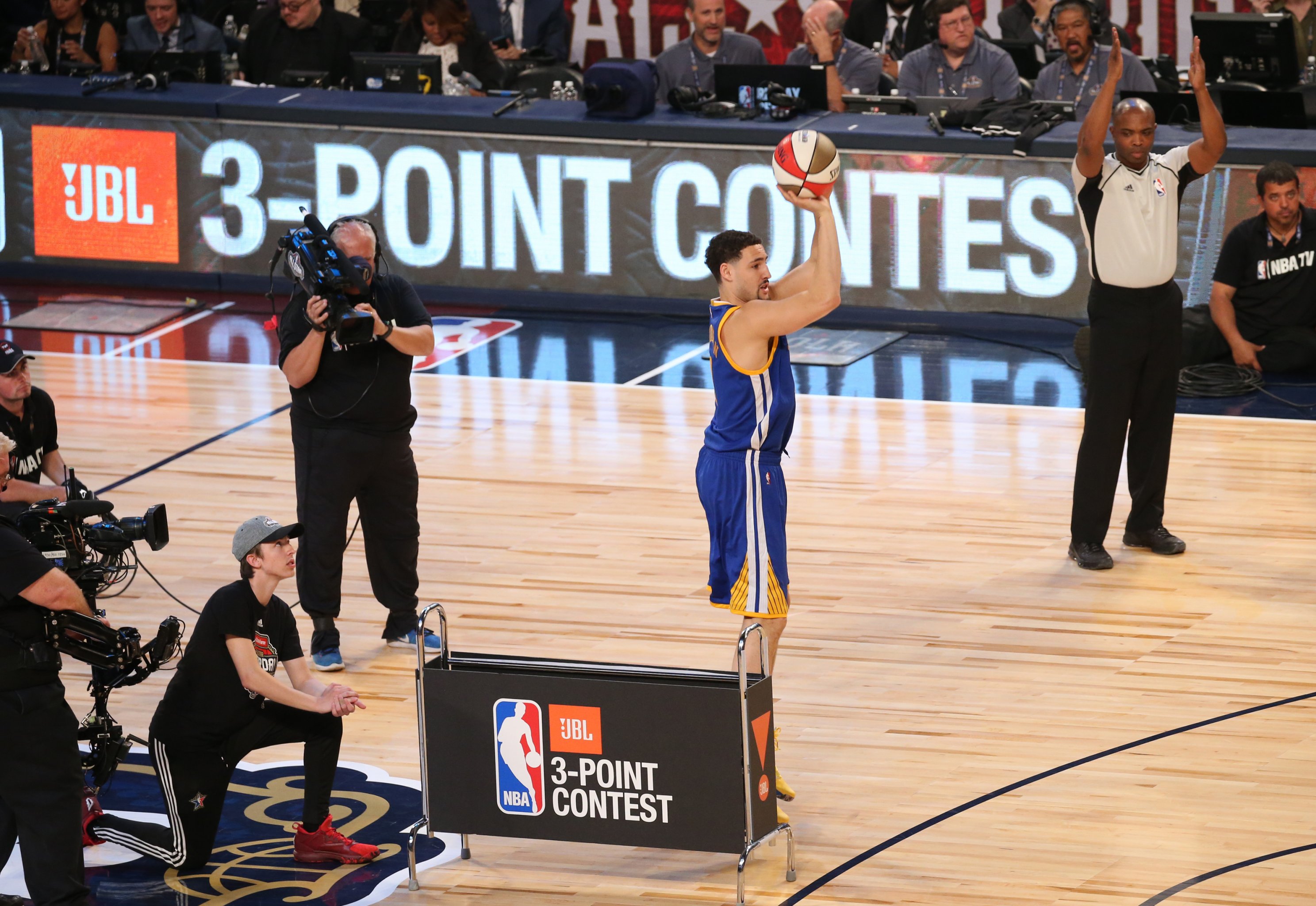 Larry Bird wins 1988 3-point Contest in warm-up jacket