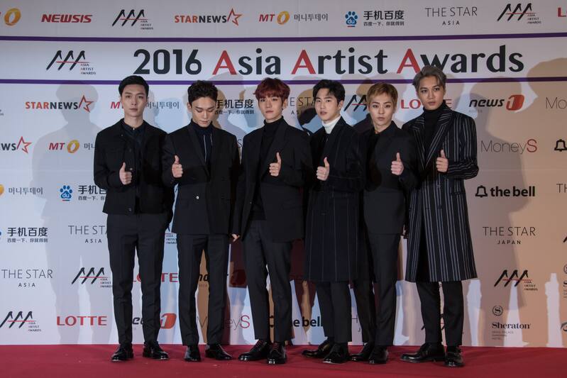 South Korean K-pop group 'Exo' pose on the red carpet of the '2016 Asia Artist Awards' in Seoul on November 16, 2016.The Asia Artist Awards (AAA) aims to recognise excellent performance across Korean music and television dramas from around Asia. / AFP /