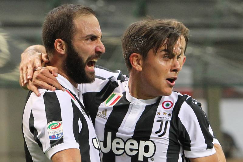 MILAN, ITALY - OCTOBER 28: Gonzalo Higuain (L) of Juventus FC celebrates with his team-mate Paulo Dybala (R) after scoring the opening goal during the Serie A match between AC Milan and Juventus at Stadio Giuseppe Meazza on October 28, 2017 in Milan, Ita
