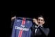 ALTERNATIVE CROP
Paris Saint-Germain's (PSG) new Argentinian midfielder Angel Di Maria poses with his PSG jersey on a balcony during his official presentation in Paris on August 6, 2015. Paris Saint-Germain completed the signing of Di Maria from Mancheste