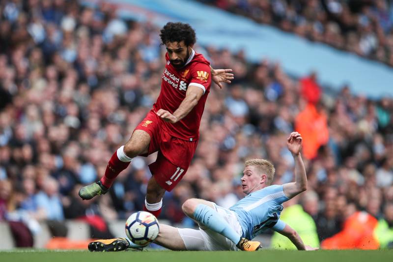 MANCHESTER, ENGLAND - SEPTEMBER 09: Mohamed Salah of Liverpool and Kevin De Bruyne of Manchester City during the Premier League match between Manchester City and Liverpool at Etihad Stadium on September 9, 2017 in Manchester, England. (Photo by Robbie Jay